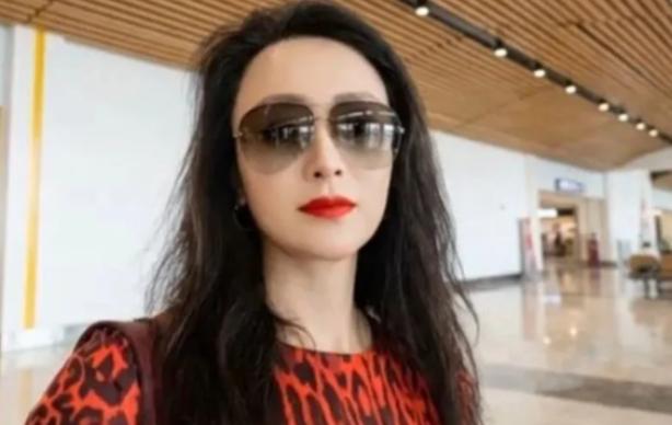 2026 年，一名华人女子在希腊失踪。一个月后，她丈夫根据手机定位来到一座废弃养