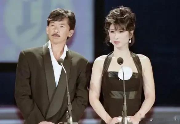 61岁叶倩文和75岁林子祥，白头到老演唱会简直嗨疯了！两人还演唱了当下流行的AP