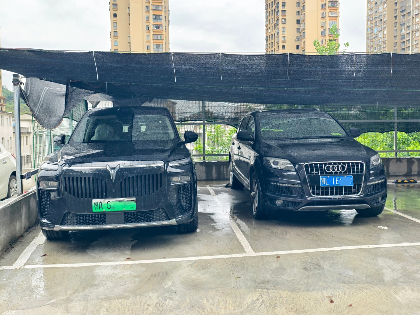 以前觉得奥迪老款Q7很大，很魁梧现在跟泰山X8停一起，显得好小车确实越造越大，就
