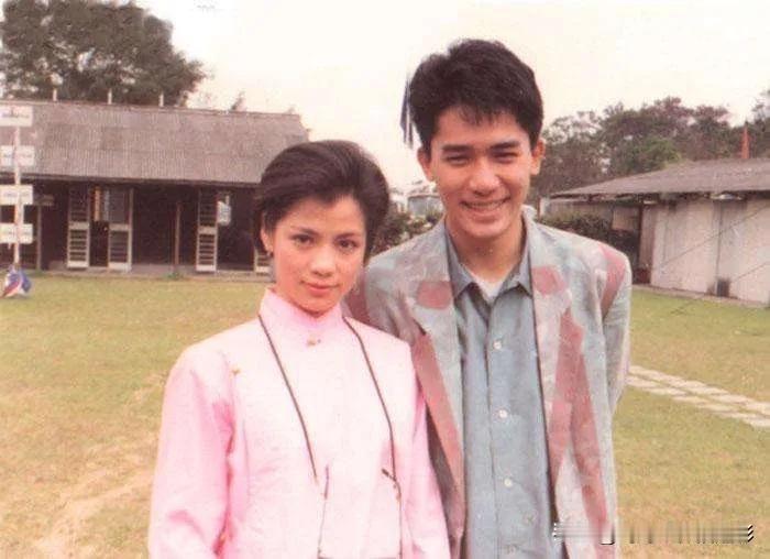 翁美玲&梁朝伟合影📸
【这组同框，是1985年的《挑战》】

粉衫娇俏的谢碧华