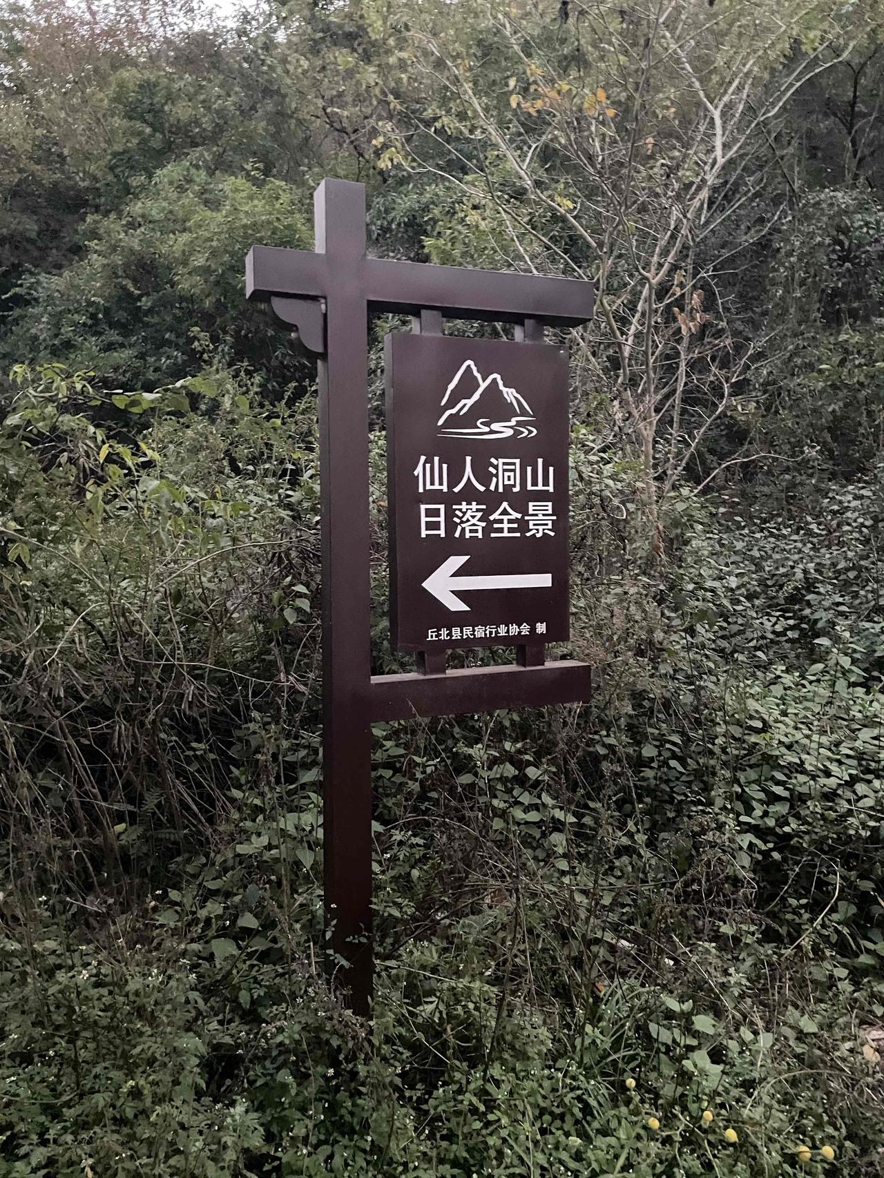 普者黑打卡实用攻略。普者黑有312座孤峰、54个湖泊，夏天有万亩荷花，还是电视剧