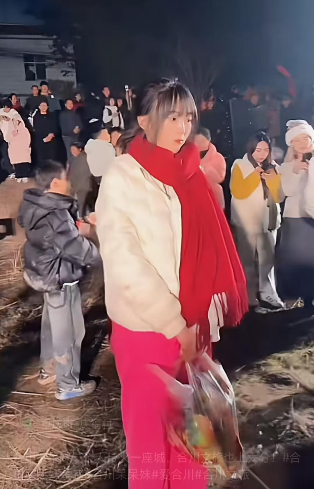 呆呆火了后，有3种选择：

1、继续做美甲师，她在县城里开了一家美甲店，给人做美