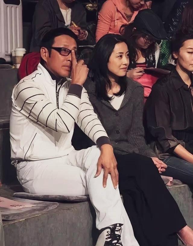 陈道明拍完康熙王朝，片酬一分没要。
他让导演把钱全砸在服装道具上，自己转身回了书