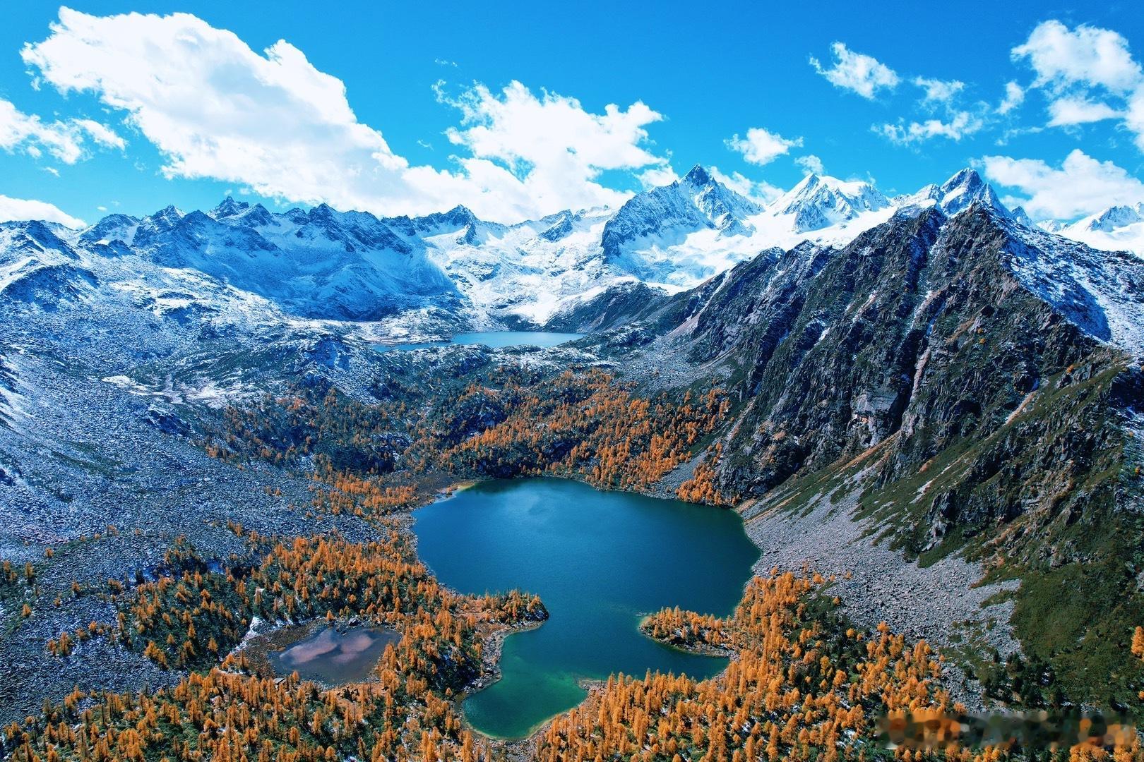 半山秋色半山雪❄️党岭的秋才是人间天堂🍂高耸云端的夏羌拉雪山下🏔️是那碧波微