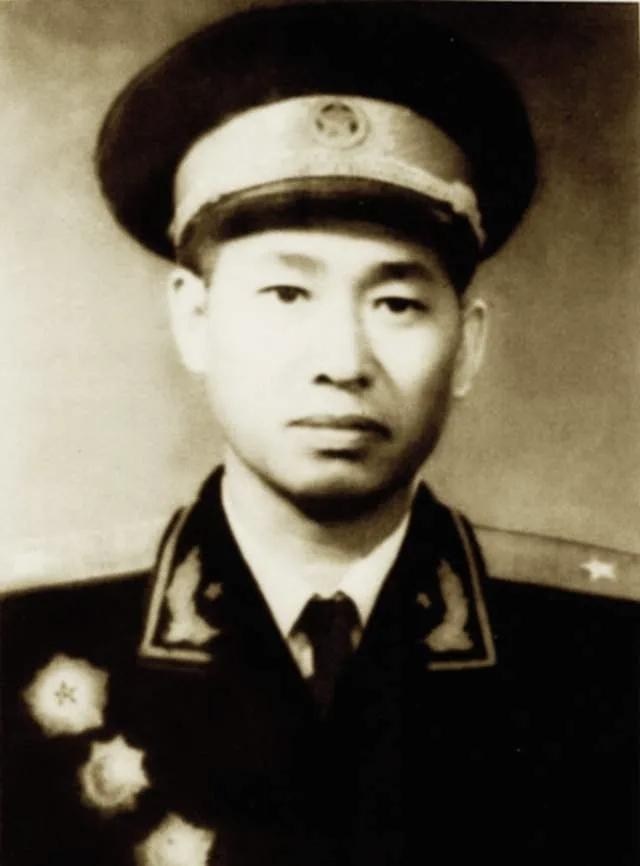 胡继成将军回忆  吴焕先政委


胡继成在长征途中是连级干部，年纪还很小，才18