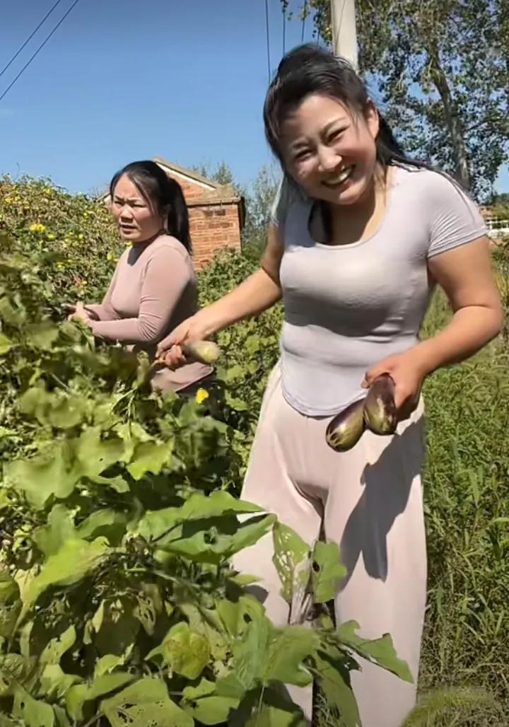 收获的季节里，笑容如同花朵般灿烂，满满都是收获🌿🌾村姑闪亮登场。 最美奇遇 