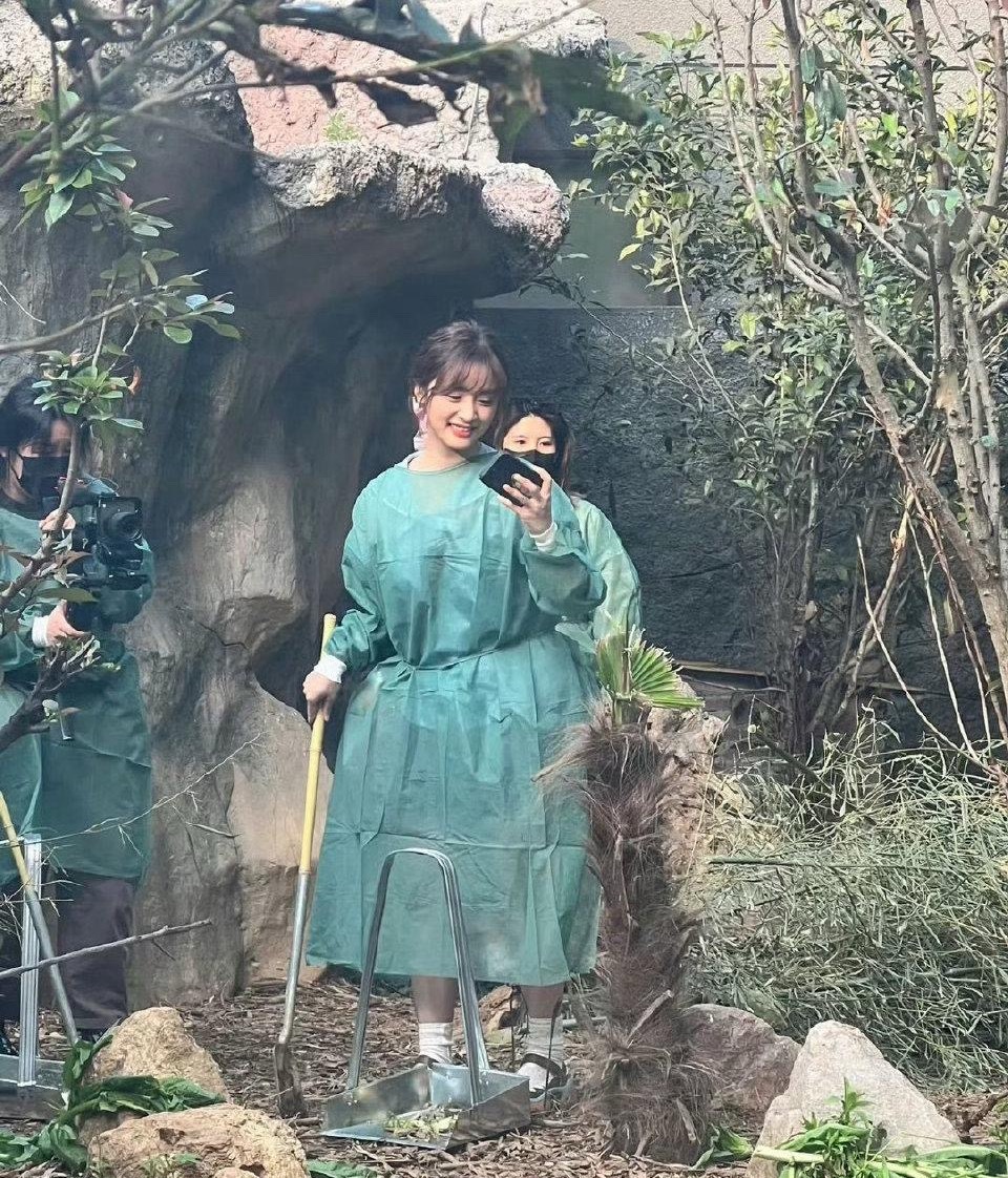 我去沈月现实中这么恐怖的吗？之前没觉得多好看，，路人视角一看好阳光好明媚啊 