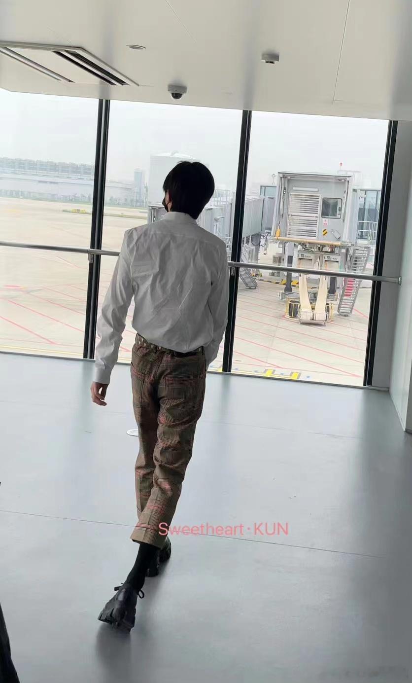 #三年前的蔡徐坤# 三年前的蔡徐坤看起来真是很帅，整个人都透露出一种青春活力的感