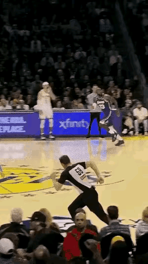 先不说最后球有没有进
就说从接到传球到上篮有没有走步？