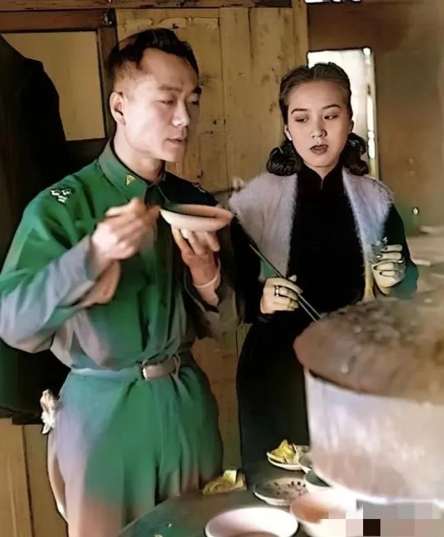 1948 年寒冬，北京一家饭店里，一位年轻国民党军官与夫人正站着吃饭。军官一身挺