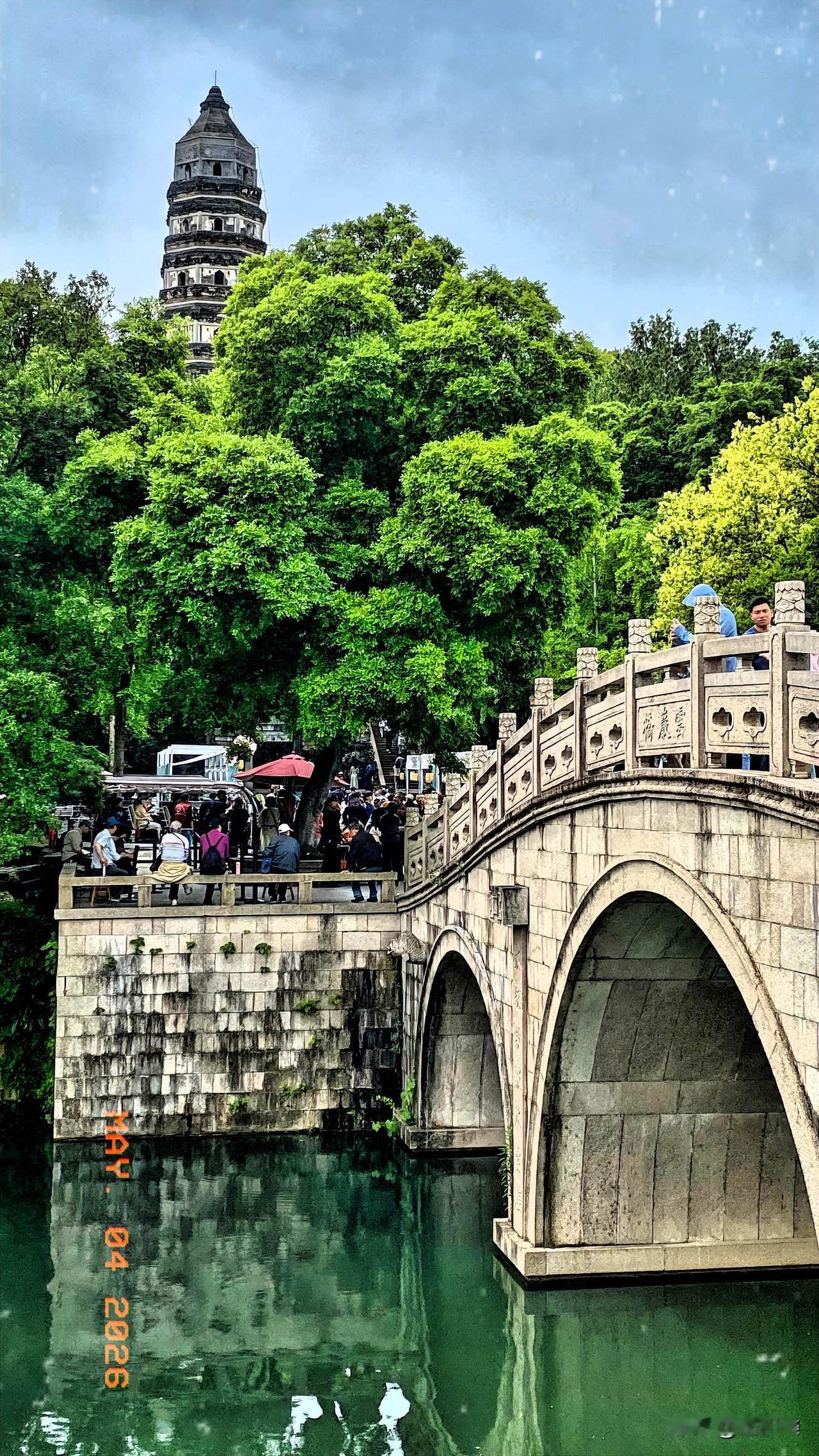 云岩桥上云岩塔，东方斜塔立千年。
岁月悠悠映塔影，斑驳塔身诉变迁。
往昔繁华如烟