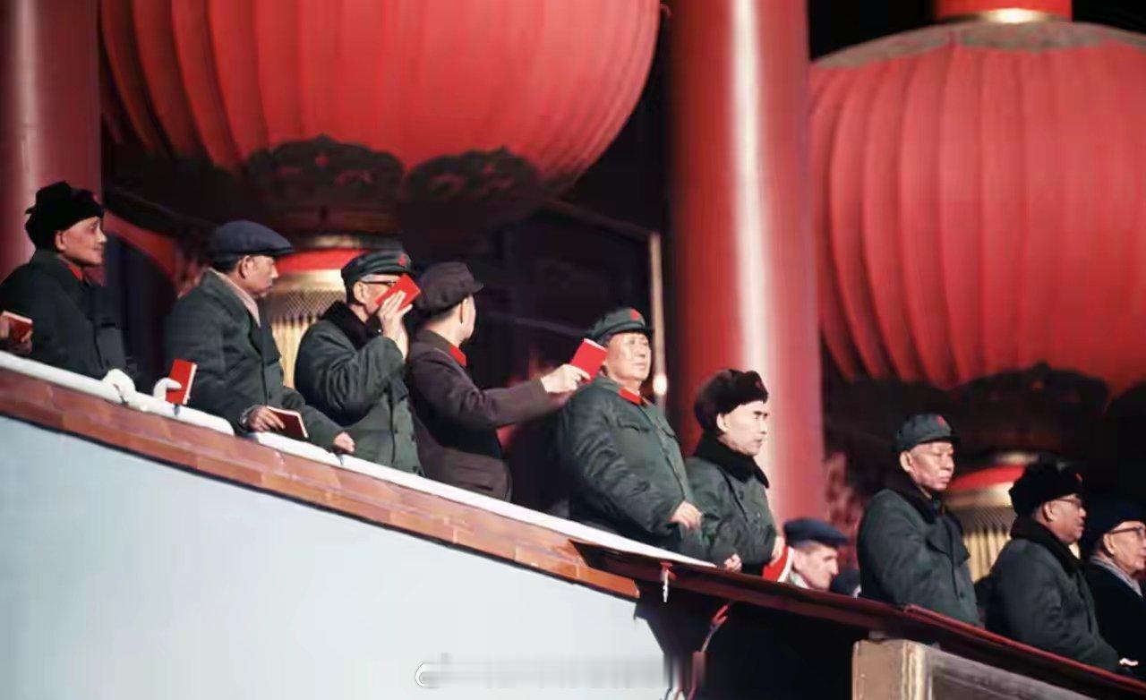 1966年少奇同志对毛主席说：我也要到群众中去锻炼锻炼。时间：1966年11月3