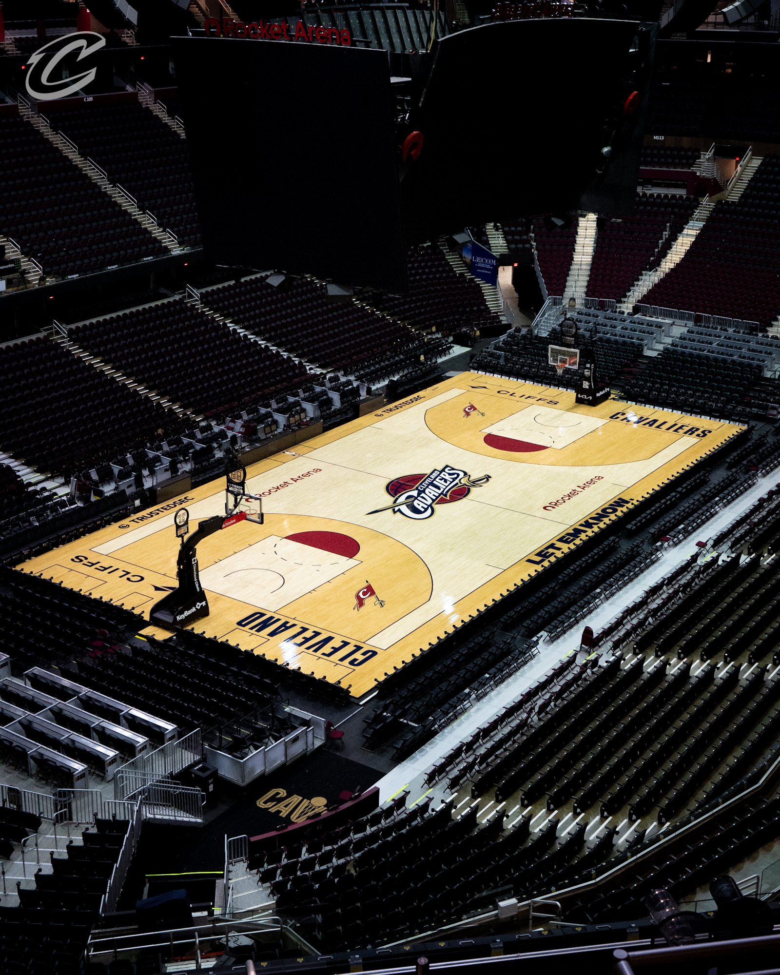 骑士明天主场对阵76人，球场地板已经用上了大家熟悉的配色，真是爷青回了[苦涩] 