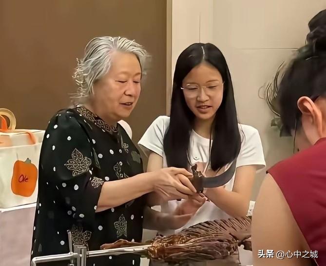 群狼环伺！终于理解奶奶为什么一定和张姩菡共同持股了。

11岁的孤女！她一个孤立
