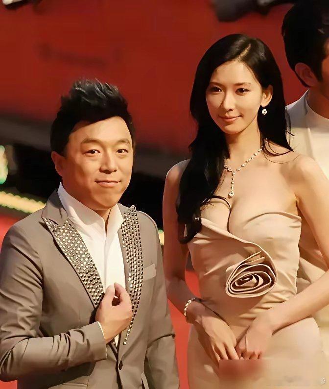 小S当众发难：“林志玲跟你拍完吻戏，吐了一个月！” 全场死寂，所有镜头怼着黄渤的