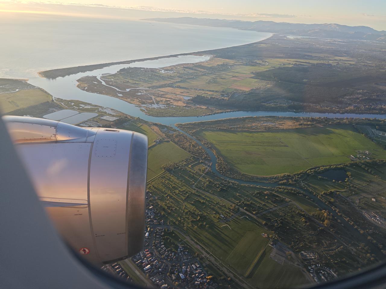 落地基督城

早上7点35分准时落地基督城机场，当地气温7到22度，阳光明媚，舒
