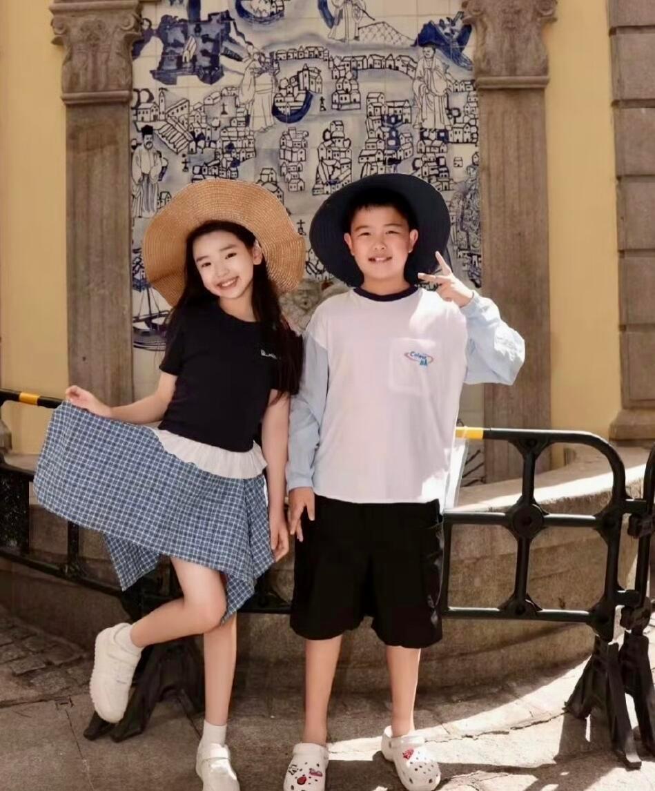 朵朵10岁啦！佟丽娅的宝贝都成小少年了～长得越来越像陈思诚，帅气十足！生日快乐呀