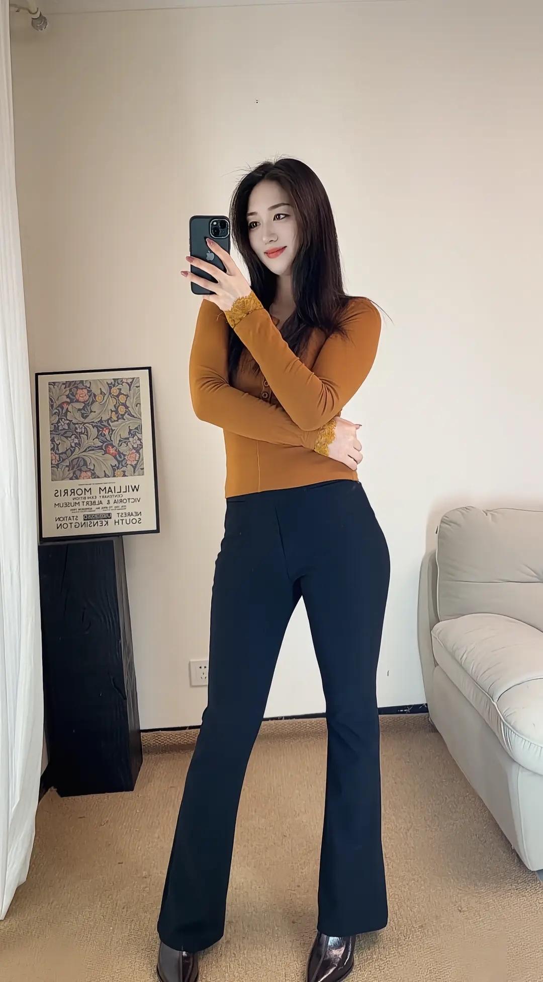 复古风穿搭指南：棕色毛衣+黑色喇叭裤，优雅又时髦！