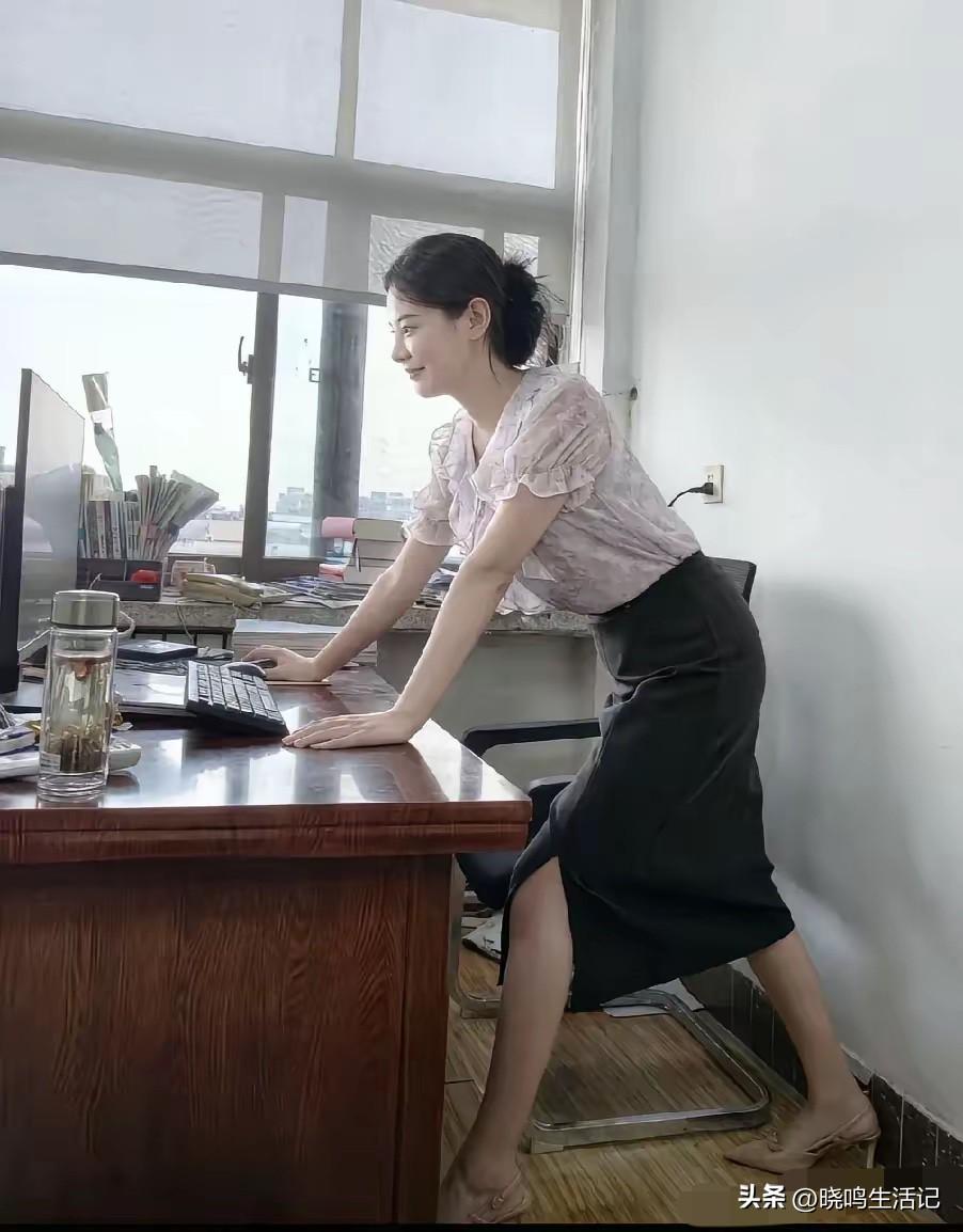 以你的判断，她是出纳还是会计？