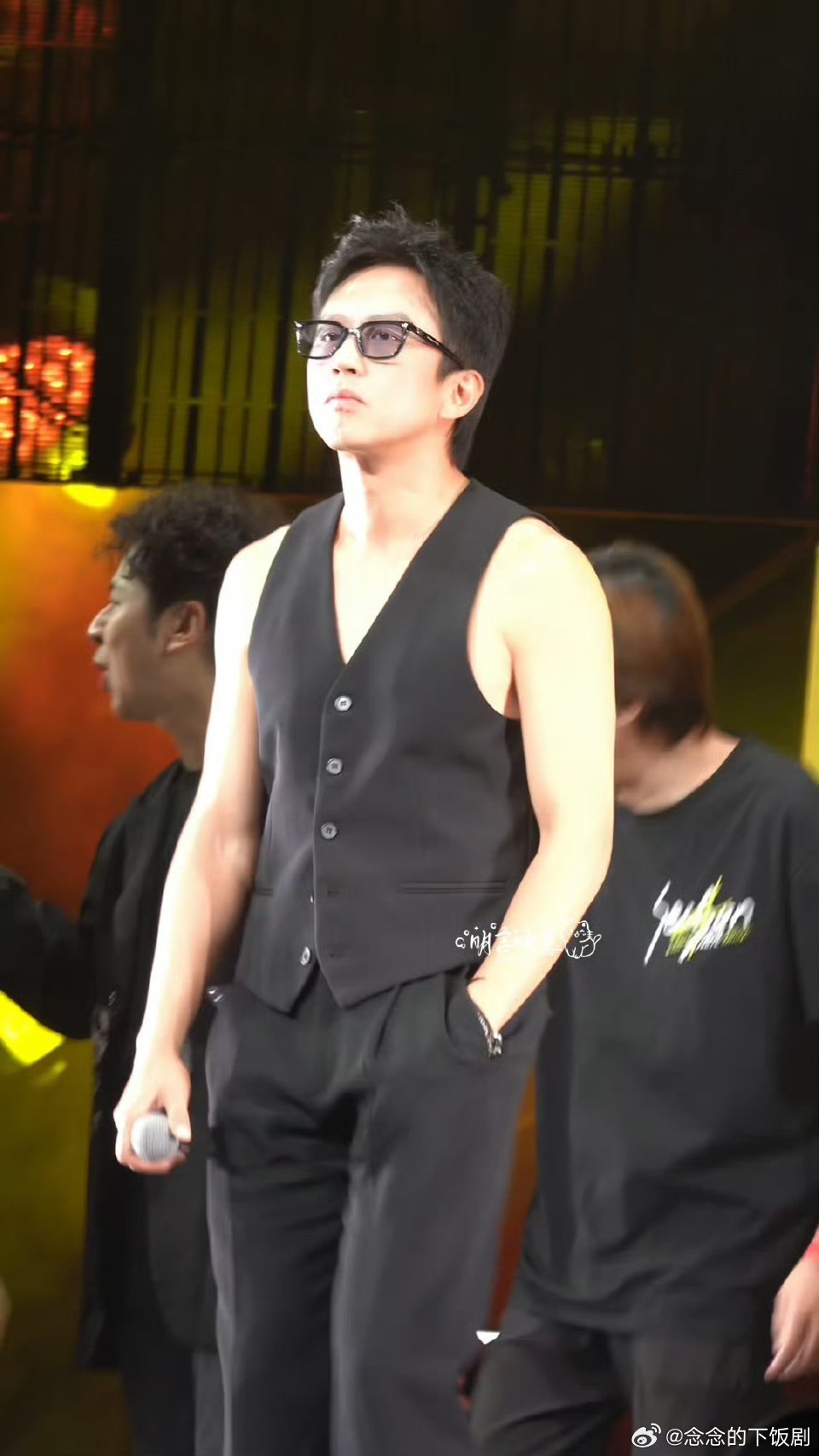 谁看到邓超饭撒能不笑 鹿晗演唱会上邓超太逗了！玩“丘比特式撒饭”还比心，把鹿晗都