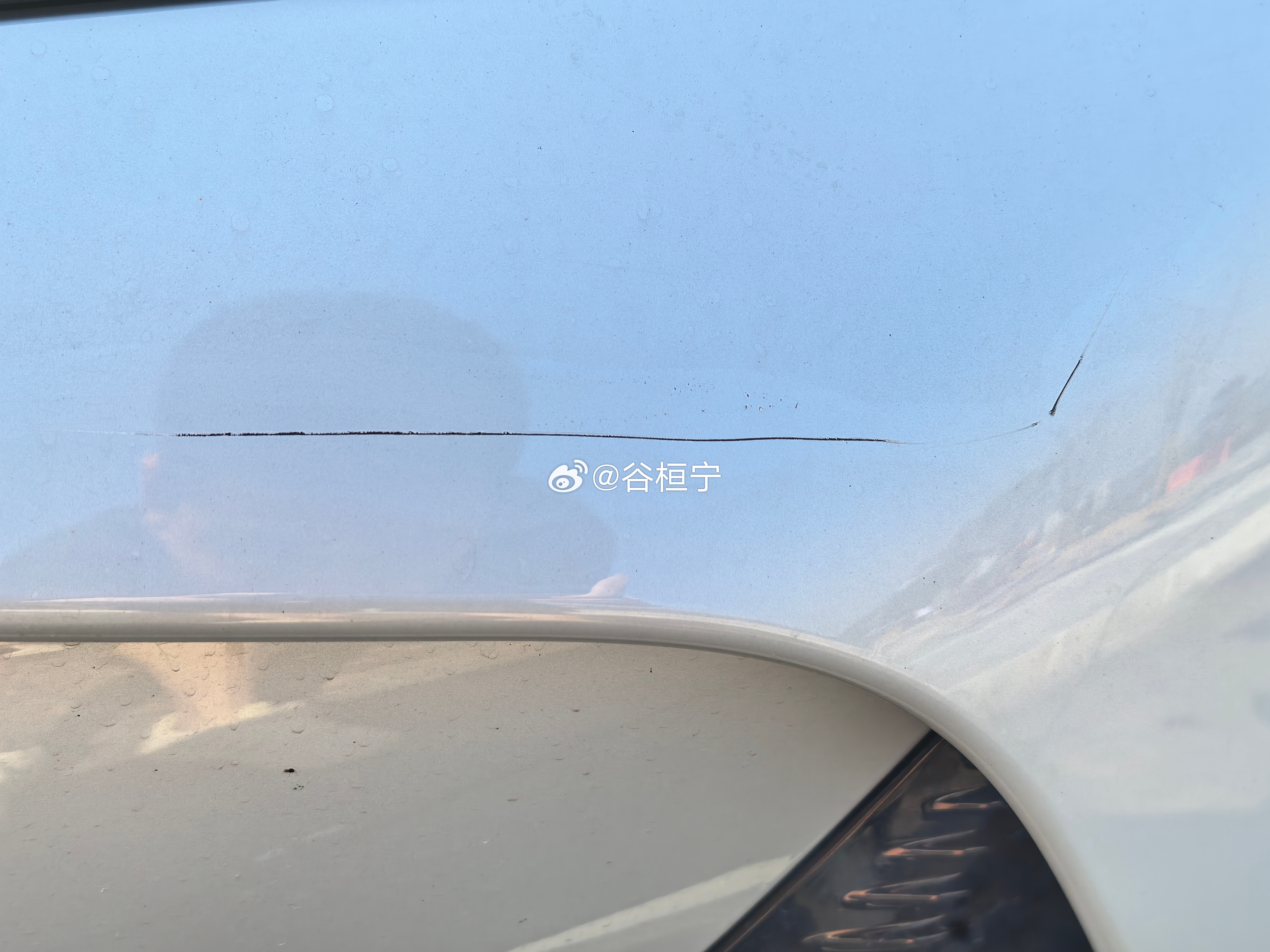 车子停了两天，保险杠不知道被哪个小可爱干了，哨兵模式啥反应都没有，艹 ​​​
