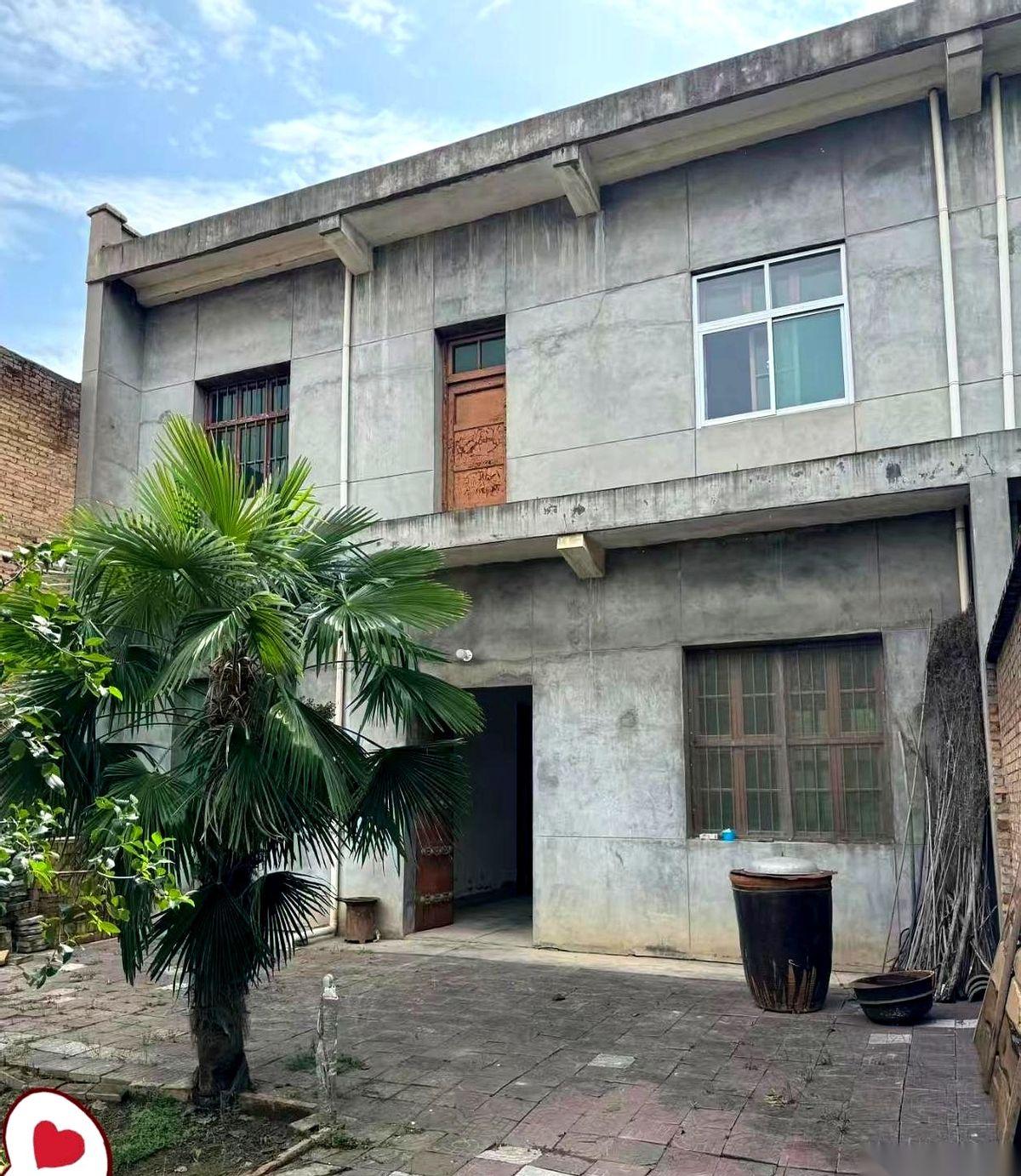 你以为你卖的是一套300平的老房子？
不，你卖的是万一在大城市混不下去时，心里那