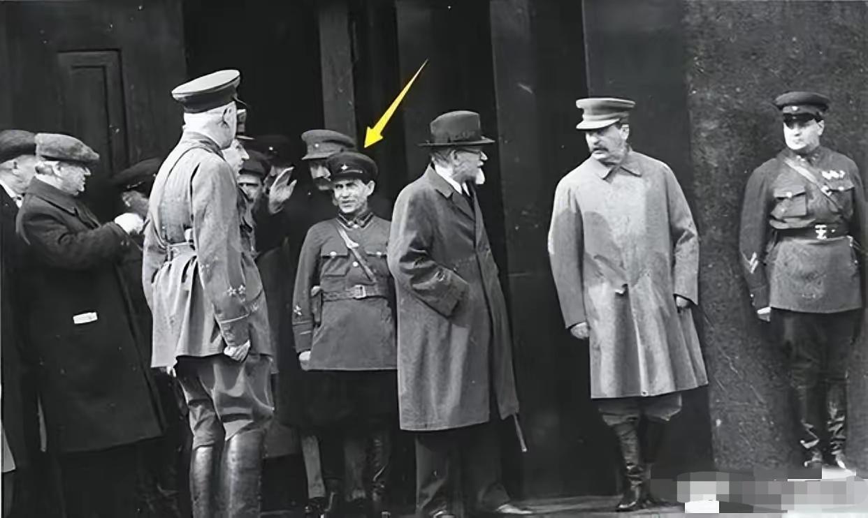 1937年，斯大林身旁那个1米5的“血腥侏儒”，在亲手处决了3000名下属后，被