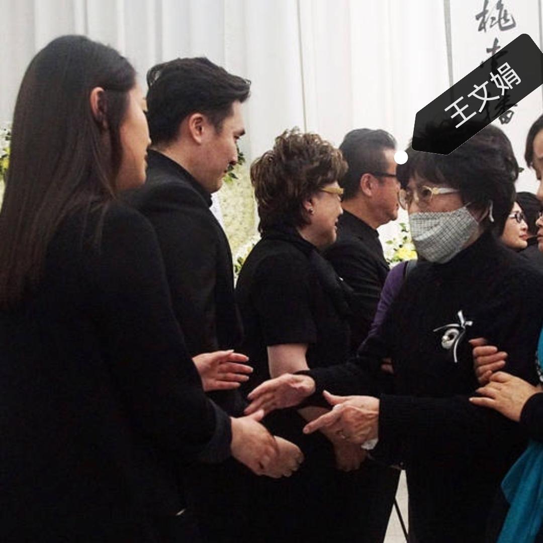 “林妹妹”王文娟泪别“宝哥哥”，一张罕见的留影，这张照片拍摄于2017年4月25