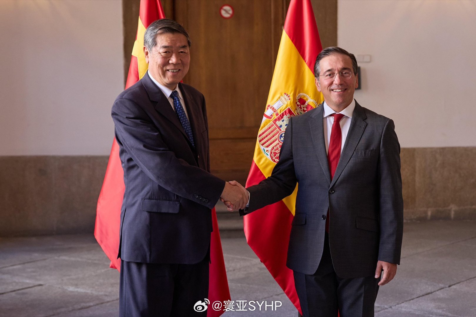 中美马德里会谈西班牙外交大臣何塞·曼努埃尔·阿尔瓦雷斯与中美代表握手 ​​​