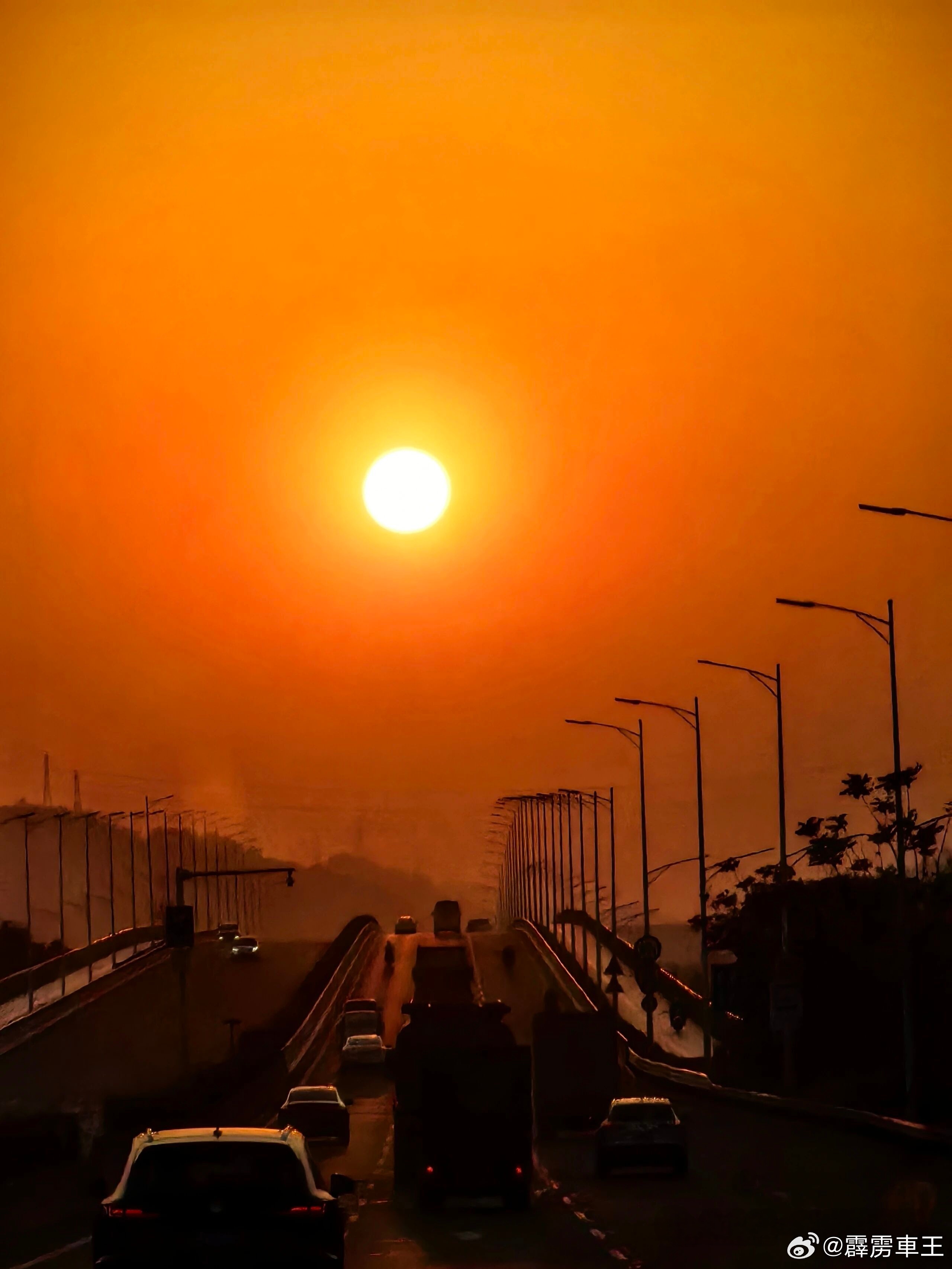 北京绝美晚霞温柔又浪漫夕阳无限好，山海赠予浪漫。我追晨光向生活要糖，也在暮色中被