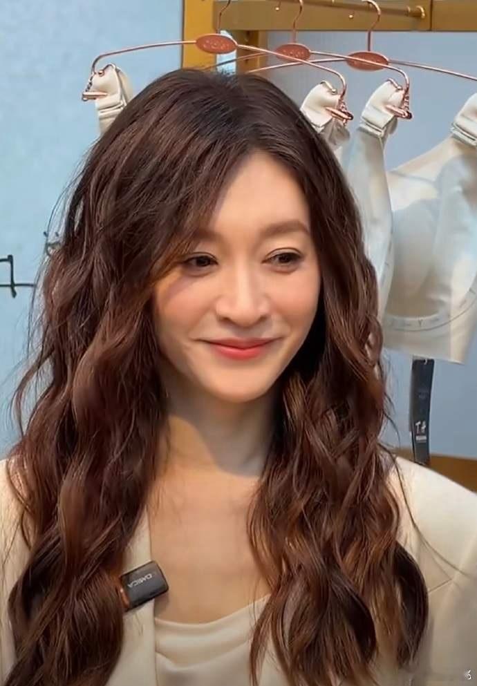 1.四字在电影圈那地位非常高， 年轻男演员里，他属于绝对遥遥领先，作为资本的心头