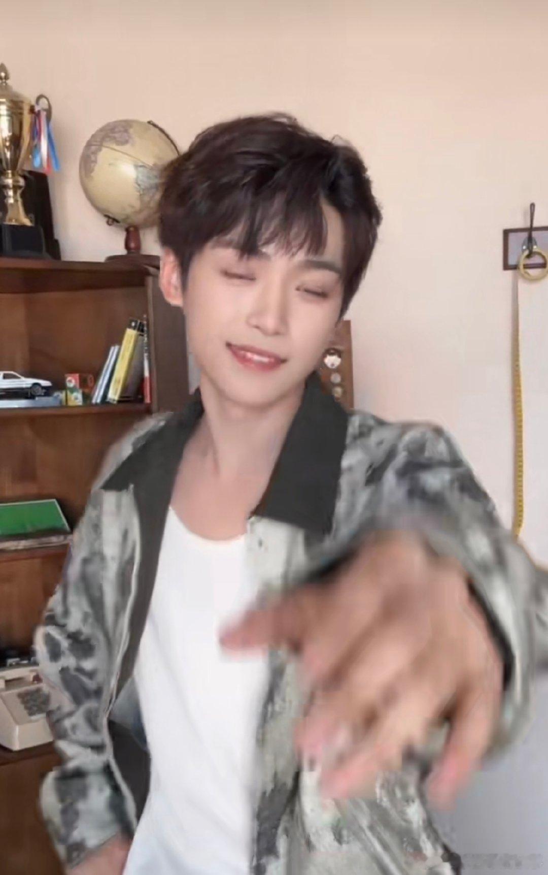 梓渝cha了梓渝摇梓渝开摇 带着满满的元气晃起来，这份活力谁看了不心动，必须大火