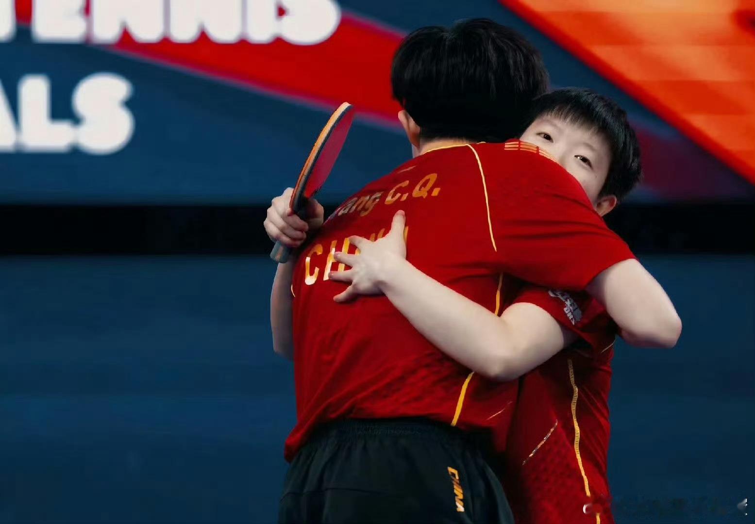 来自世一和世一的拥抱，我们顶峰相见[努力]#孙颖莎王楚钦仍为WTT赛事冠军榜第一