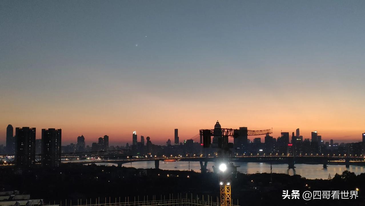 #记录秋日生活点滴#下班回来，看到窗外的晚霞，一天的疲倦全没有了[可爱]