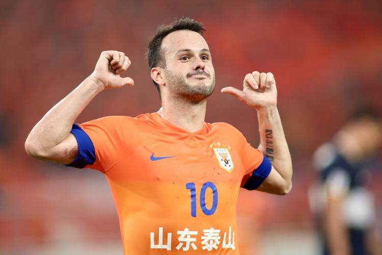 山东泰山主场6-0大胜北京国安！看看人家裁判，双方各有一次亮鞋钉的踢到对方腿上和