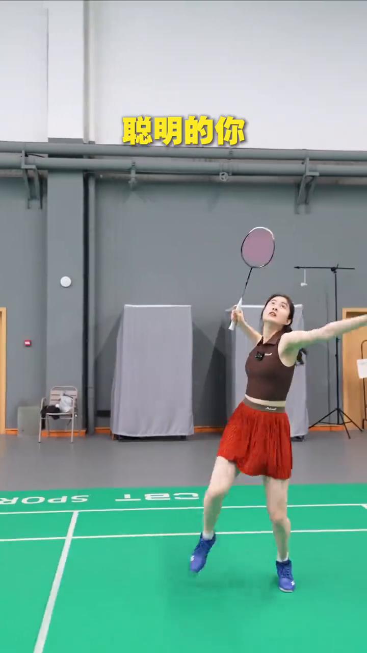 头顶突击。
都知道在面对头顶高球时可以采用马来步或侧身并步快速移动击球，但是在面