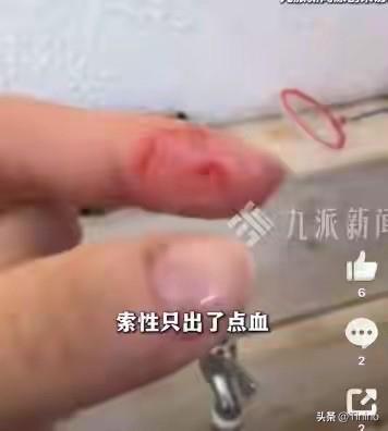 女教师课堂逗宠物王蛇被咬，淡定冲水自救

6月2日海南琼海，张老师在摄影课上被饲