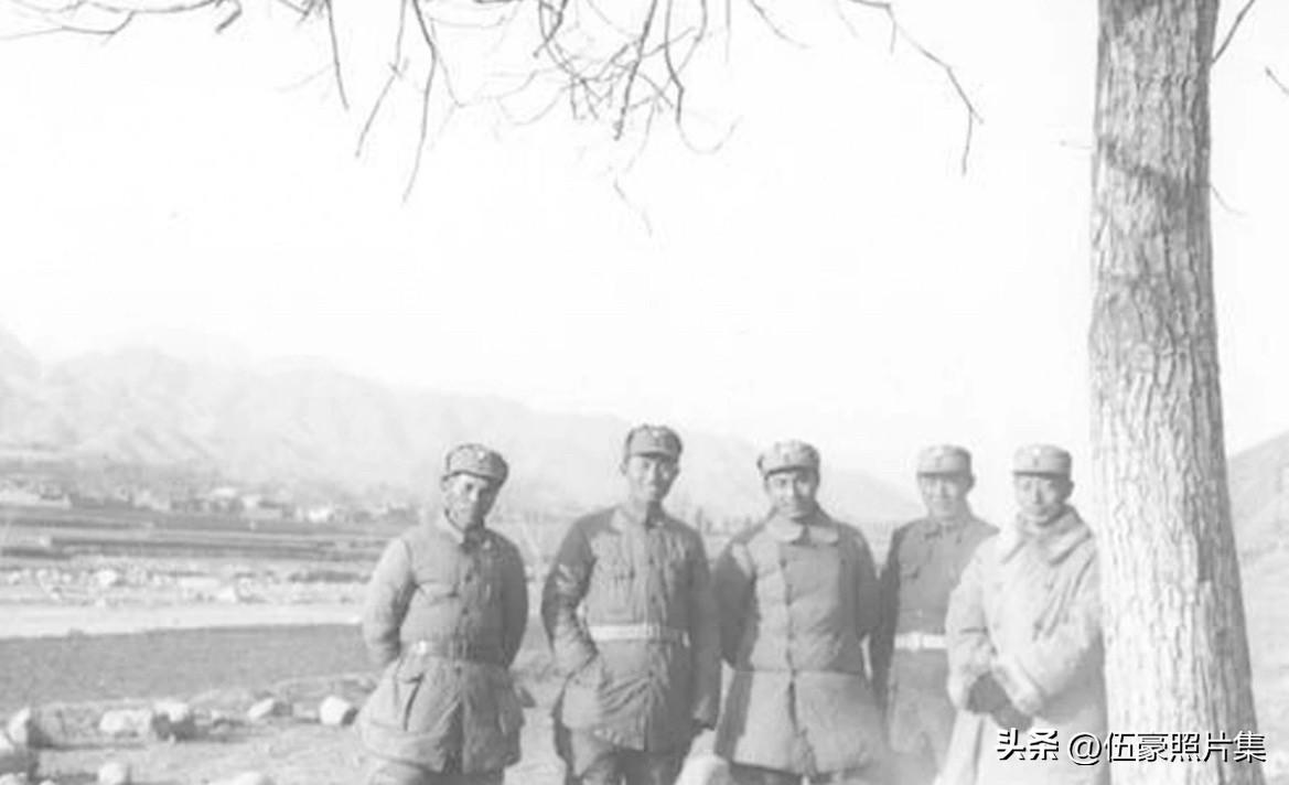 1939年1月，朱良才（左起）、程子华、唐延杰、吕正操、聂荣臻合影。此时正值晋察