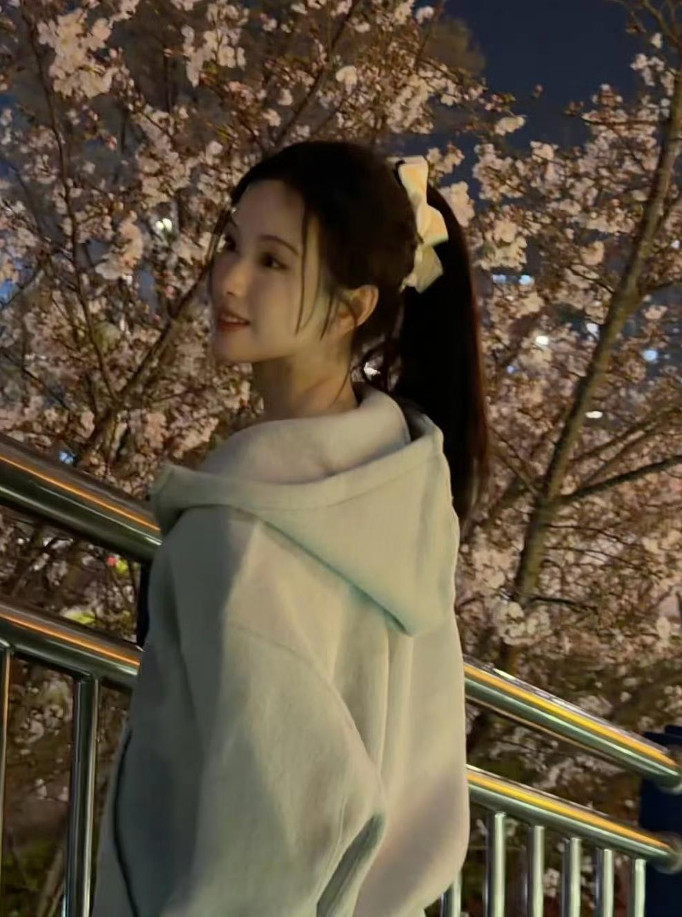 陈都灵
下班的时候
与春花合了个影
夜樱虽然很美
终究美不过陈都灵
身穿连帽卫衣