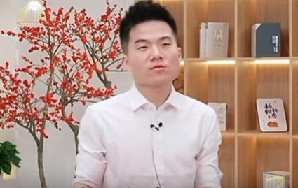 笑死了，原来董宇辉也有一段不堪回首的杀马特造型时期。
#我来唠家常#他读高中的时