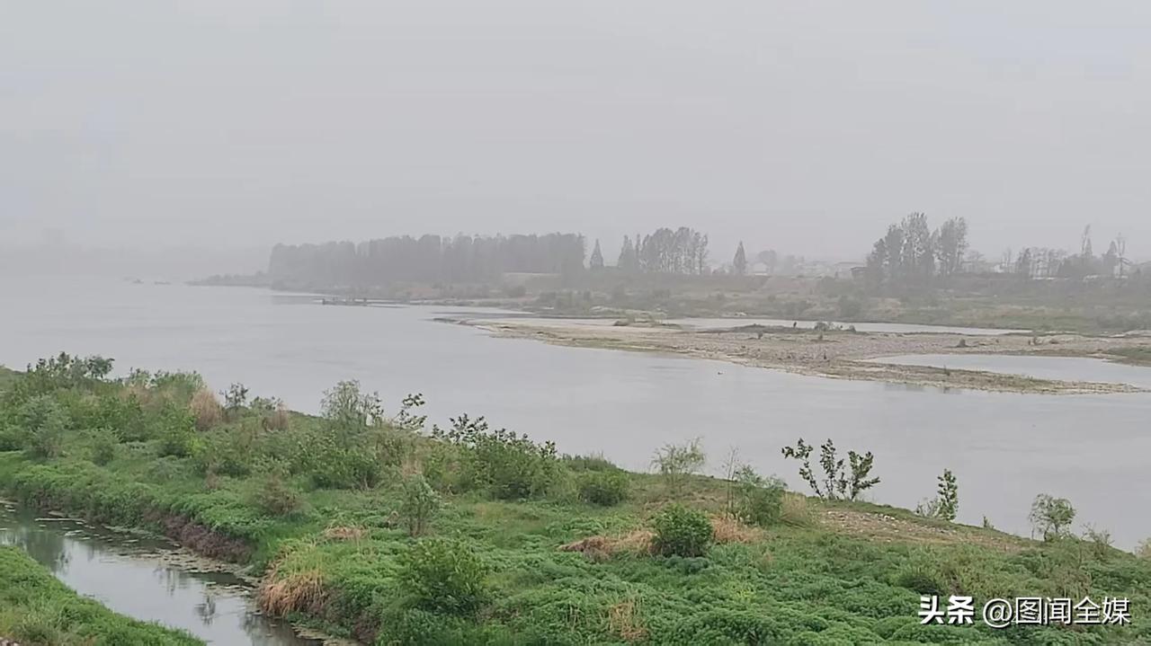 4月12日，受强冷空气影响，陕西汉中汉江流域遭遇扬沙天气侵袭，天空昏黄如“黄昏”