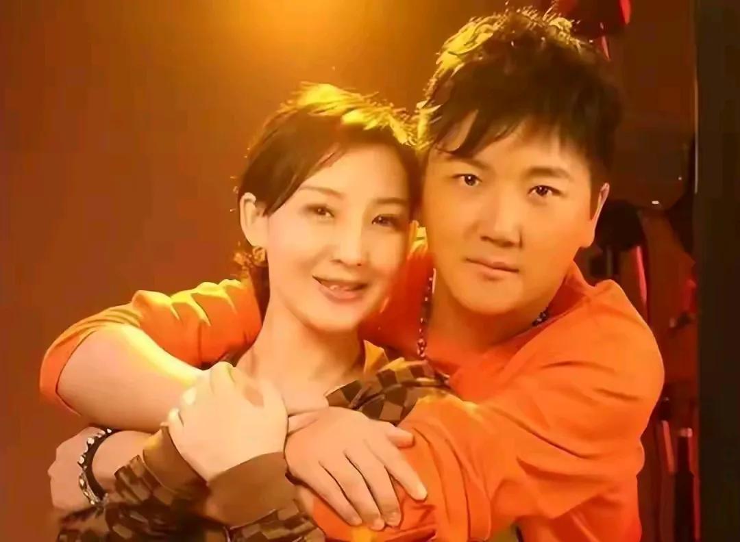 孙楠的女儿越长越像他了，穿着汉服的她好可爱哦。