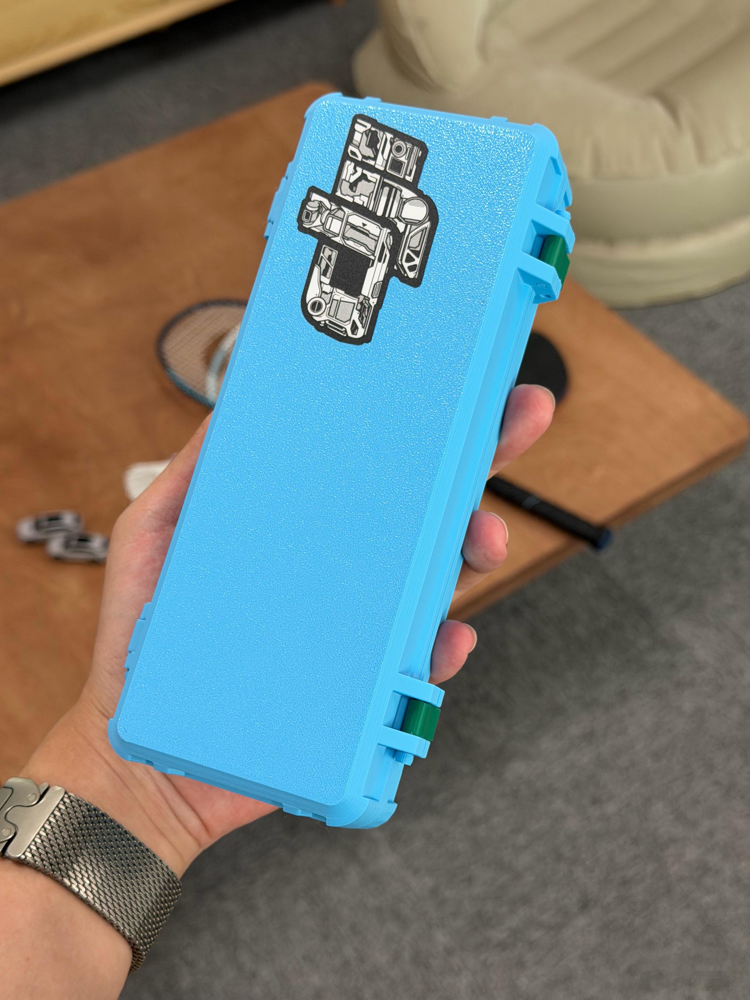 大疆Pocket4P标准版是没有收纳盒的，刚好花时间3D打印了一个，质感很差，但