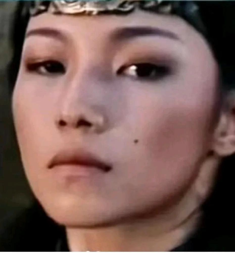 说实话我很不喜欢这种脸颊凹进的女人实话一点也没有长在我的审美上。她长相平平，靠资