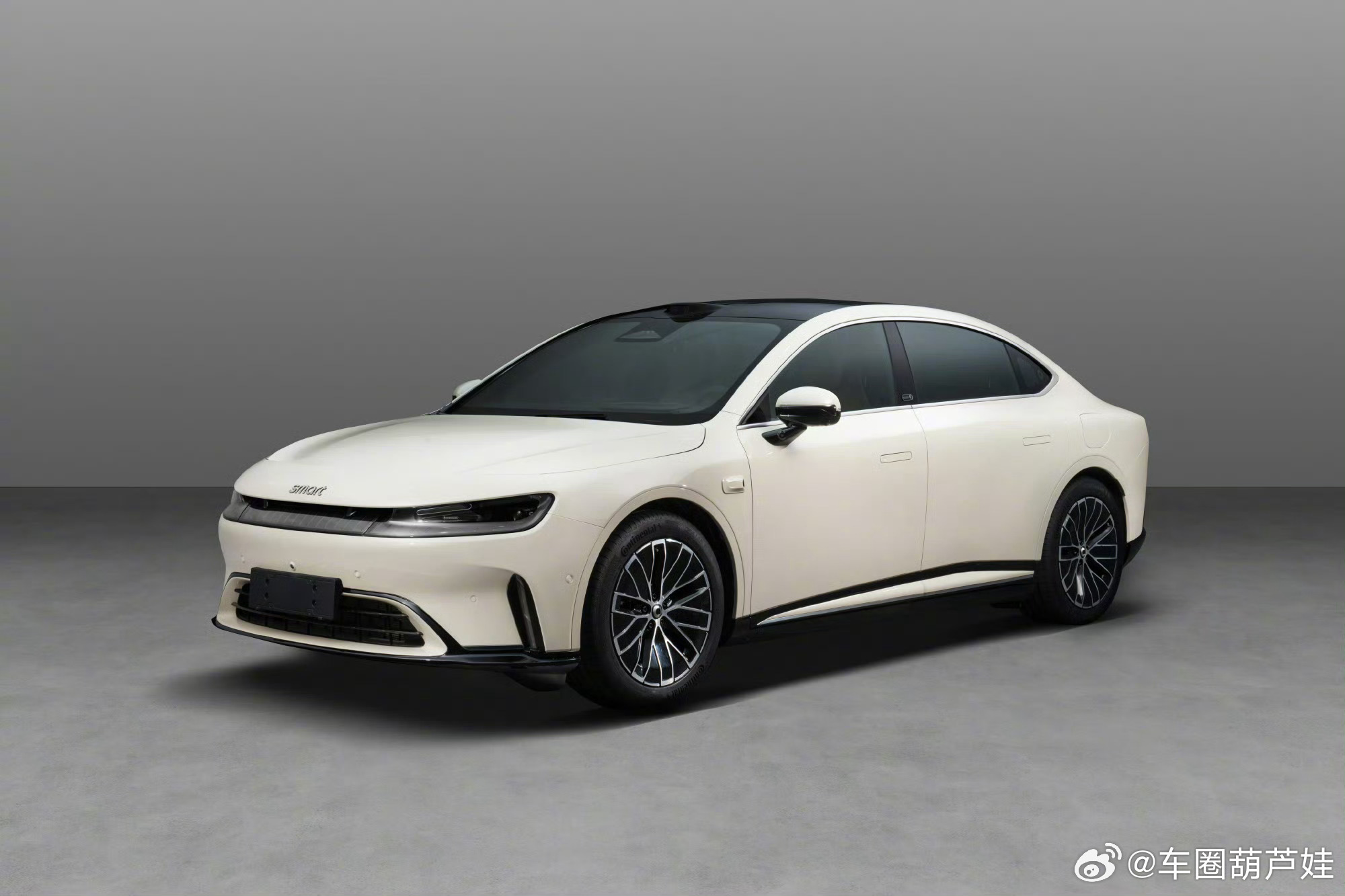 忘了两门的 smart 吧，现在它叫「公路新物种」它来了，带着 5 米车长和 1