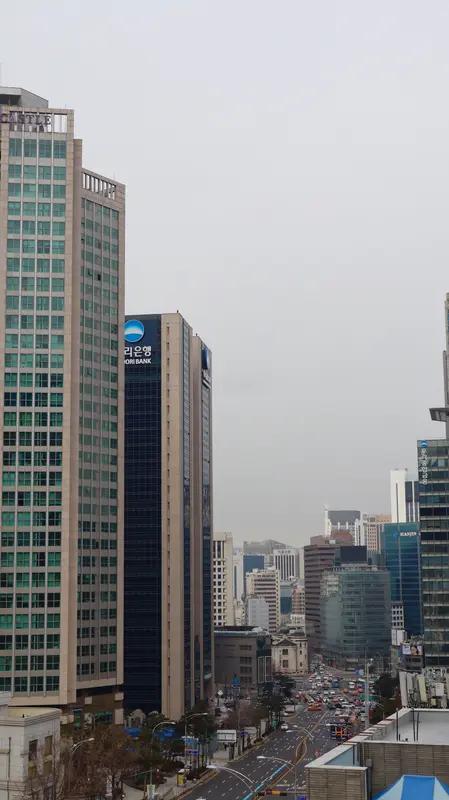 今天又是一个妥妥的暴跌日。

看一眼隔壁：韩国股市暴涨2.61%，日经也大涨0.