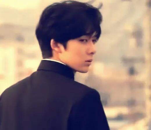 柏原崇内田有纪2019年约会照 从 2019 年被拍低调相伴，到如今修成正果，多