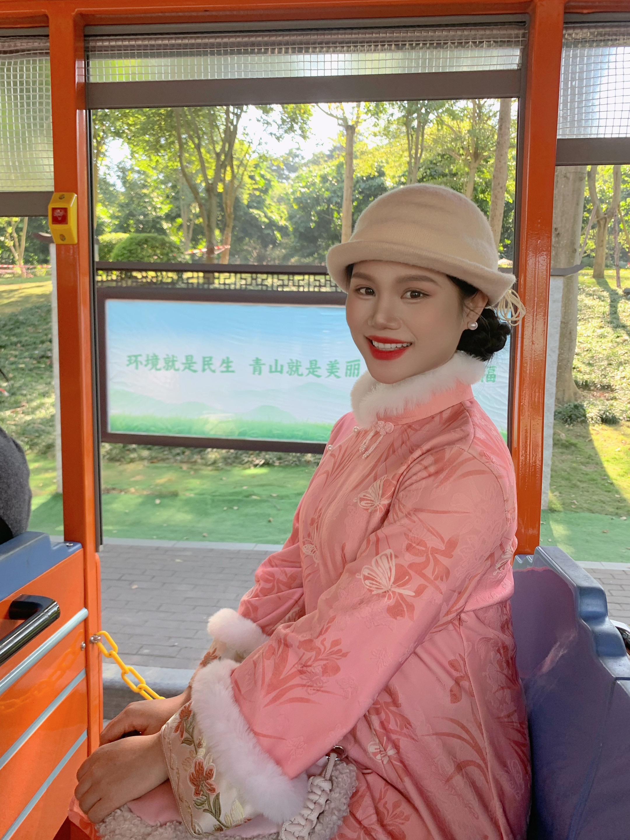 你美目如当年，流转我心间。