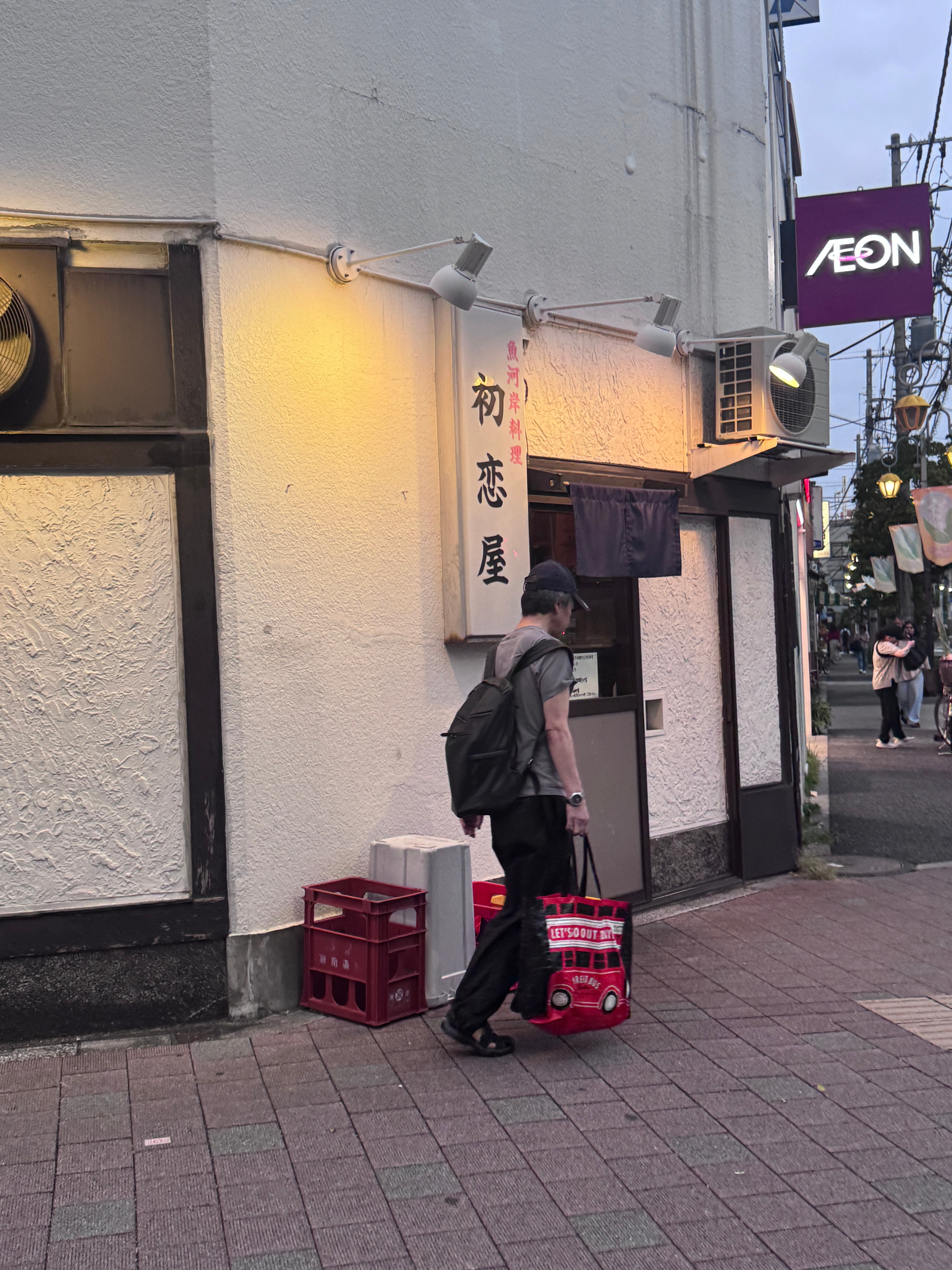 觉得名字有趣想进去吃个饭被拒了。店里明明没几个人但是老板说本店仅支持预约不能wa