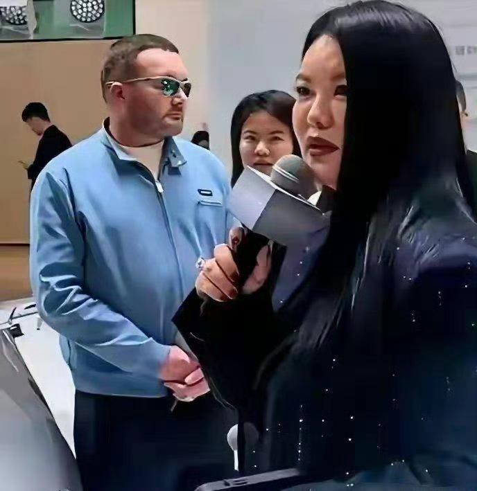 路人拍的富婆李湘，脸部浮肿沧桑显老，看上去和普通中年油腻大妈没啥区别！

李湘是